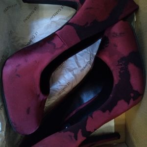 Le Chateau high heel satin pumps (red/pattern)